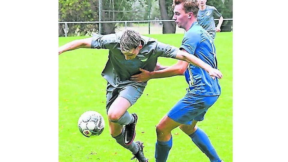 Schafhausens Julian Fratz (l.) wird an der Strafraumgrenze von Benjamin Hempel unfair gestoppt.