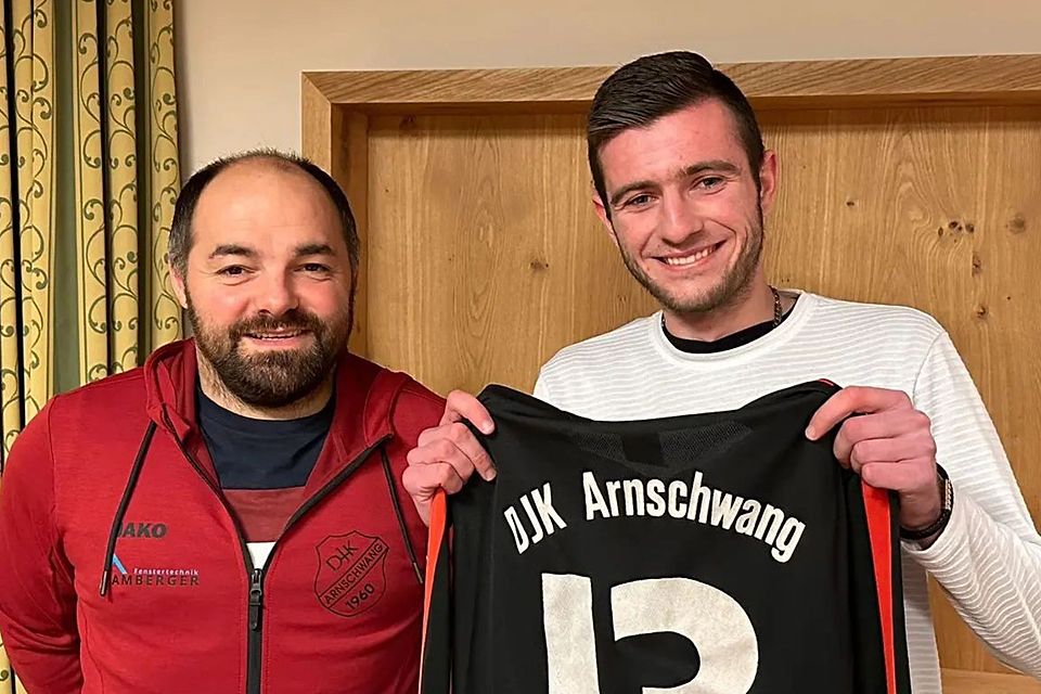 Karim Nerl (r.) – hier mit Abteilungsleiter Martin Baumann – wird ab sofort die DJK Arnschwang verstärken. Zuvor lief der 20-Jährige für den TSV Nittenau auf.