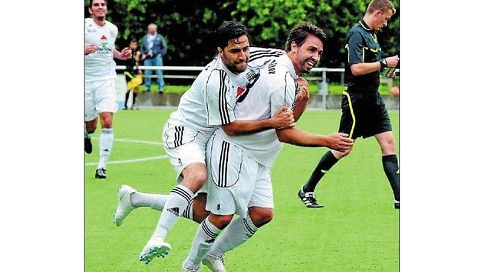 Über den vierten Sieg in Folge wollen Abdelmalek Boyaala (rechts) und Mehmet Dogan mit Alfter jubeln. Foto: Horst Müller