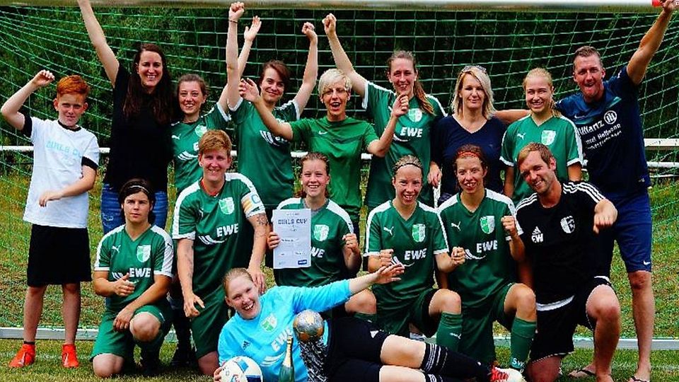 Holten zum dritten Mal in Serie den Allianz Girls Cup - Die Reichenberger Fußballerinnen um Trainer Marcel Hoffmann (hinten rechts).