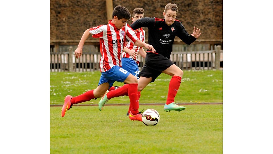Laufduell: Die C-Junioren vond Karadeniz Kreuznach (rote Trikots) mussten sich gegen den SC Birkenfeld mit einem 2:2 zufriedengeben.	Foto: Heidi Sturm