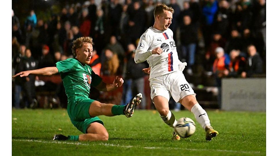Der VfR Groß-Gerau, für den hier Adrian Hofmann in den Zweikampf mit Kevin Hillmann (rechts) geht, verkaufte sich teuer beim 0:3 im Pokalspiel gegen Fulda-Lehnerz.	Foto: Uwe Krämer
