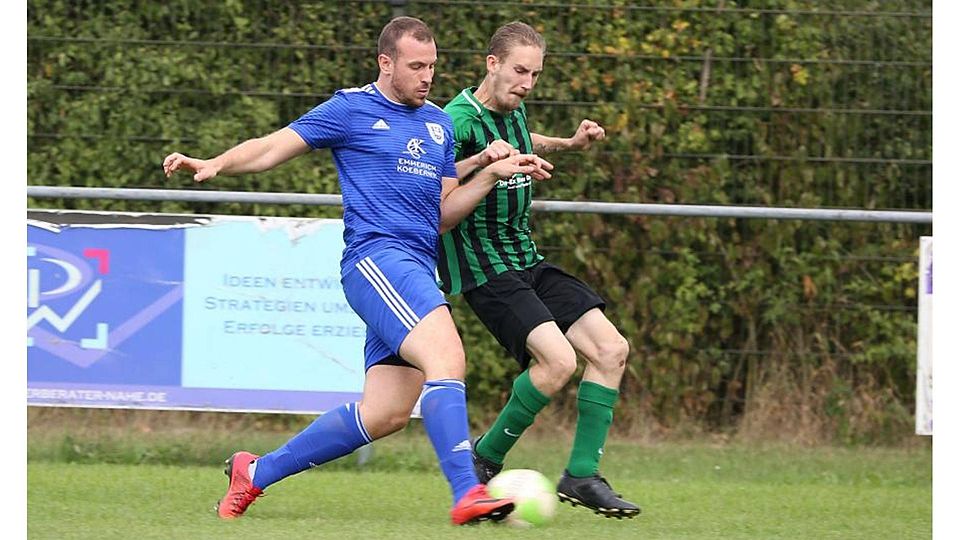 Kontaktsport: Roxheims Sebastian Haschke (grünes Trikot) wird von seinem Waldböckelheimer Gegenspieler gecheckt.   	Foto: Edgar Daudistel