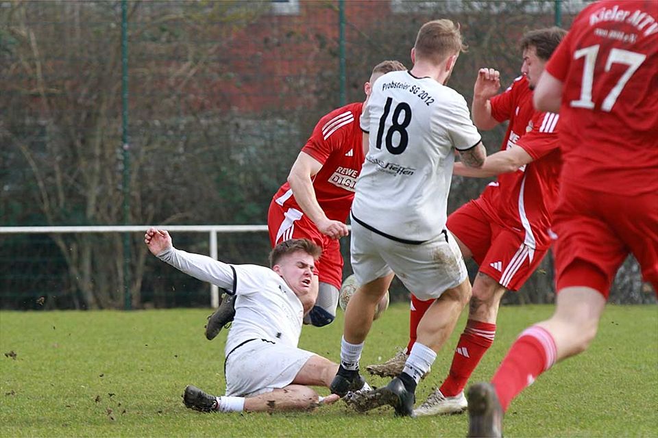 Voller Einsatz von PSG-Kapitän Justus Schröder gegen Lasse Bensch (Kieler MTV) lennard Reinke (18) ist auch dabei.