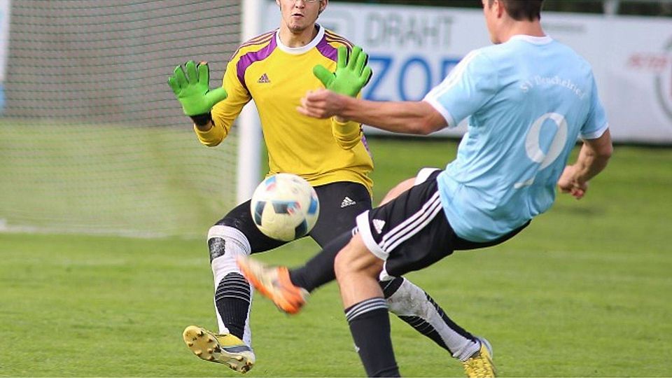 Der SV Deuchelried (rechts: Michael Burkhart) muss am Sonntag in Weiler ran. Foto: Josef Kopf