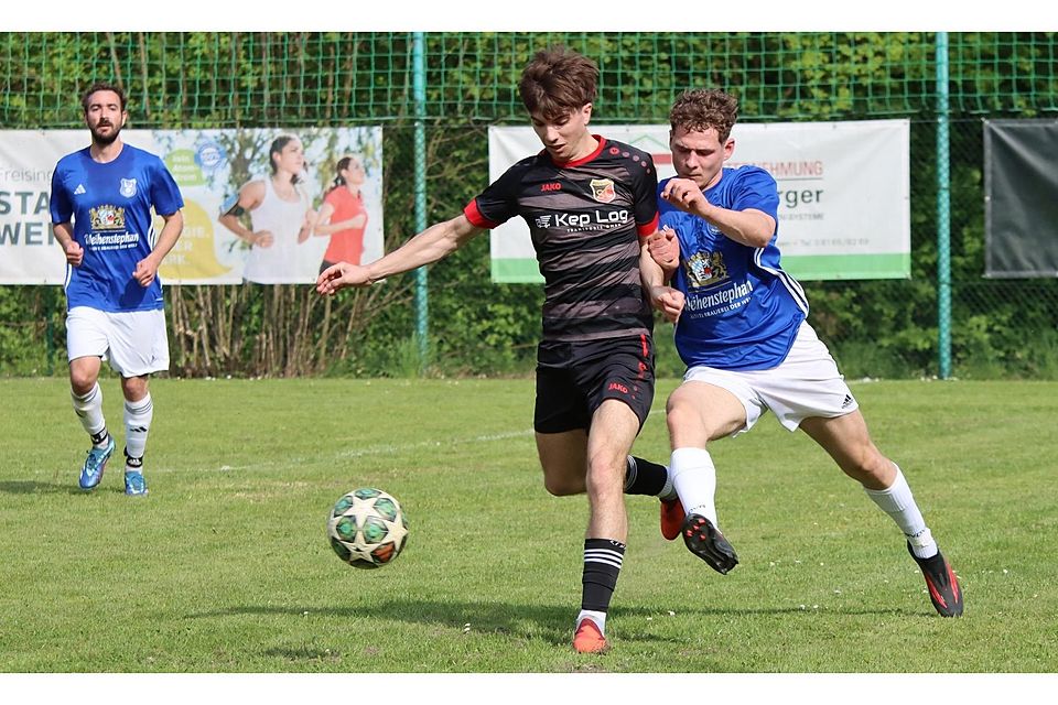 Ein kämpferisches Spiel ohne das ganz große Risiko war das Aufeinandertreffen zwischen dem SC Massenhausen um Labro Grohmann (schwarzes Trikot) und dem SV Pulling um Niklas Baier.