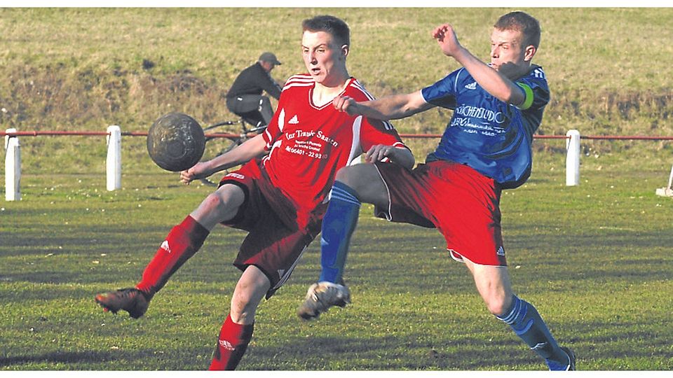 Rustikal geht Mückes Kapitän Andrej Matis (rechts) gegen Saasens Christian Kuhn zu Werke. 	Foto: Niebergall Foto: