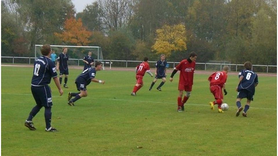 Der FC Obergessenbach (blau) spielte 1:1 Unentschieden    Foto: Andreas Roith