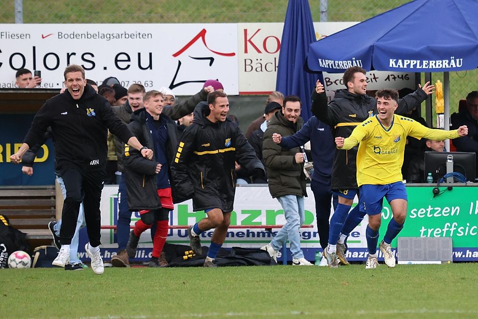 Nach dem Abpfiff stürmte die gesamte Ersatzbank des FC Pipinsried auf den Rasen.