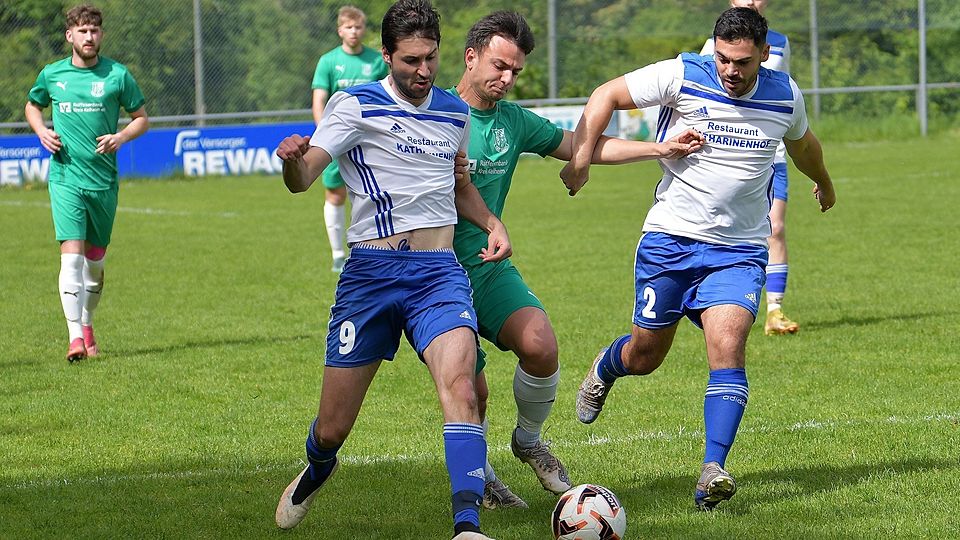 Jonas Riedel (in Grün) und seine Mitstreiter vom TSV Bad Abbach wollen sich von Kosova nicht in die Zange nehmen lassen.