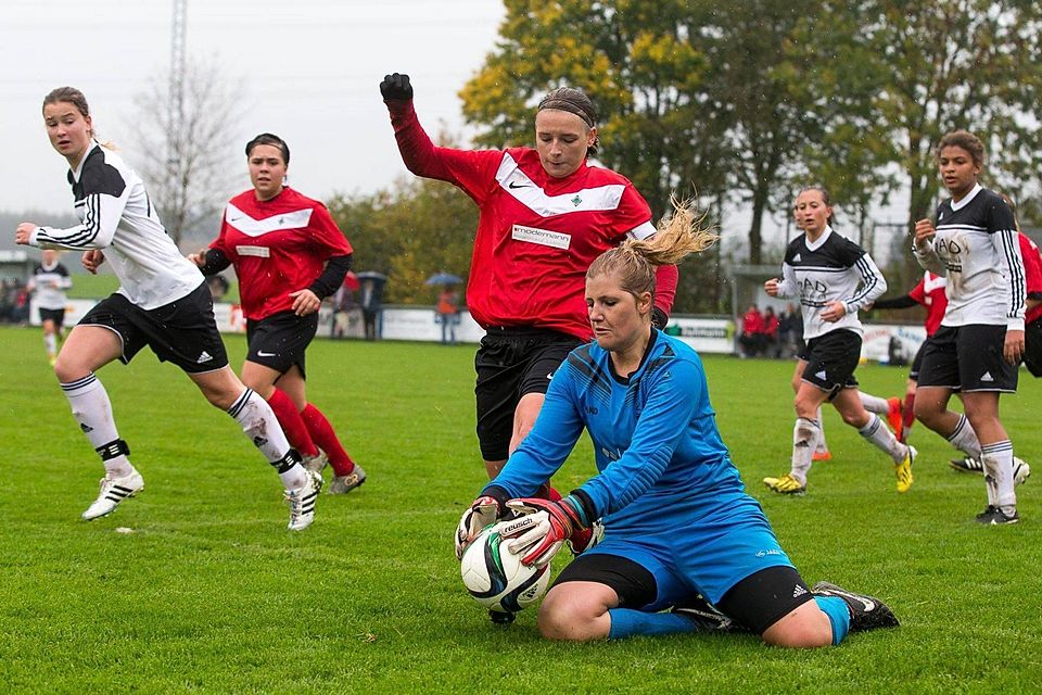 Im Duell der Aufsteigerinnen in die Regionenliga hat der SV Haslach (in Weiß, vorne Torhüterin Teresa Zodel) gegen Spitzenreiter SpVgg Lindau mit 1:0 gewonnen. Foto: Christian Flemming