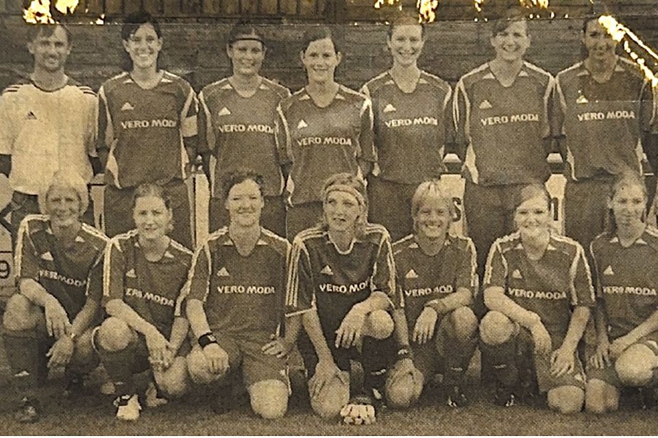 Nach dem ersten offiziellen Spiel im Jahr 2005 musste ein Erinnerungsfoto her - natürlich mit Rainer Liebl (stehen v.l.) und Johanna Maier. Nach dem ersten offiziellen Spiel im Jahr 2005 musste ein Erinnerungsfoto her - natürlich mit Rainer Liebl (stehen v.l.) und Johanna Maier.