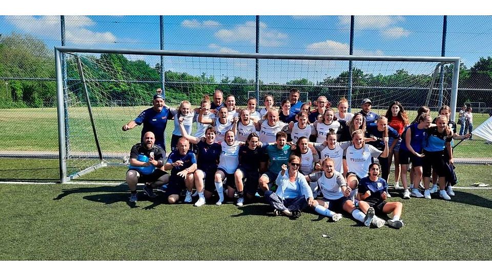 Feiern den Klassenerhalt: die Spielerinnen des FSV Hessen Wetzlar. Foto: Verein 