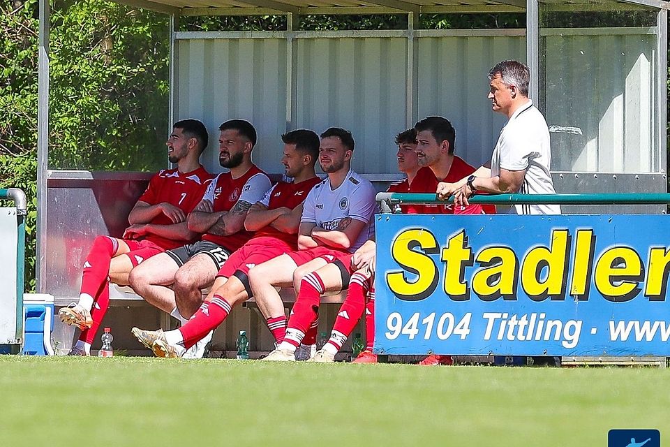Lange Gesichter auf der Schönberger Bank: Nach der Winterpause läuft`s überhaupt nicht für den TSV...