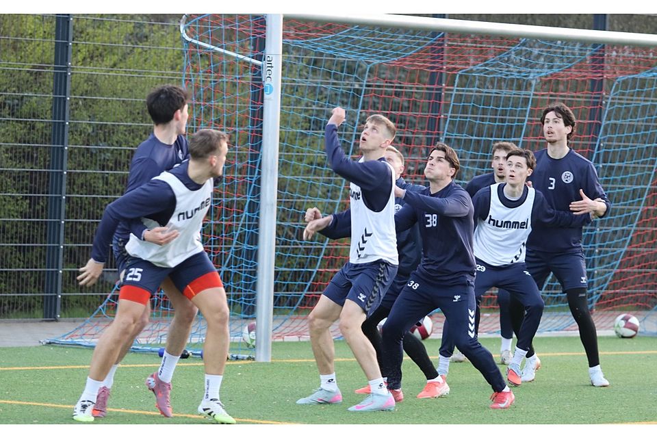 Eike Binder (Dritter von rechts, hier ein Bild aus dem Training) durfte sich in der Partie beim TSV Wetschen erstmals in der Oberliga beweisen.