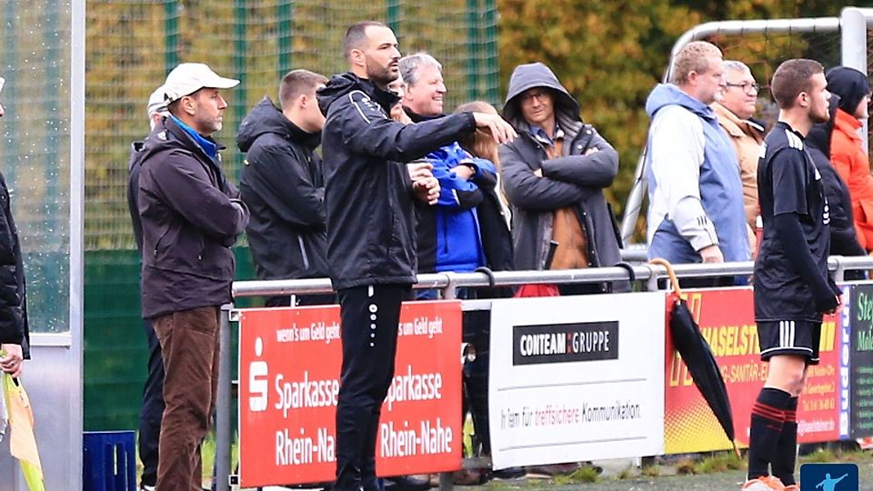 Marvin Dollmann (Mitte) wird neuer Trainer beim FSV Nieder-Olm.