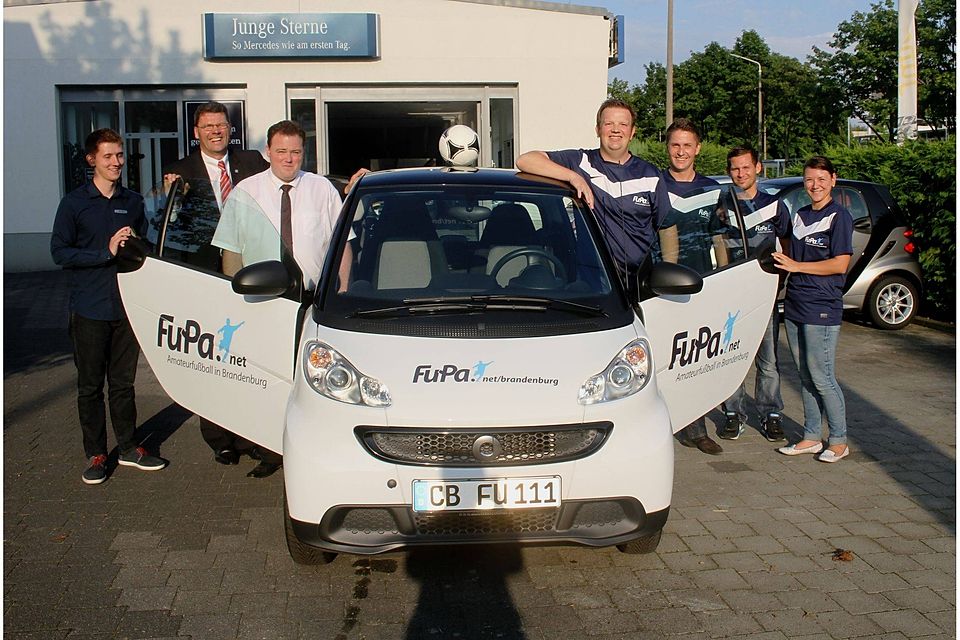 Smart-Verkäufer Kevin Härtel, Geschäftsführer Hagen Ridzkowski und der Leiter Verkauf Innendienst Lutz Oelfke übergaben den FuPa-Smart an das FuPa-Team.