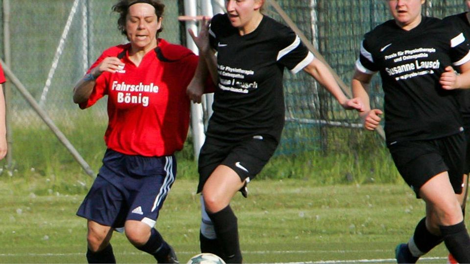 Rot gegen Schwarz: Die Moosburgerinnen mit (v. l.) Stefanie Beiler, Lisa Mair und Katrin Fleischer holten mit dem 3:2 über den FC Forstern II drei wichtige Punkte. Willner