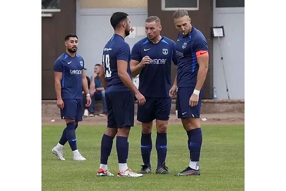 Mario Moretti (Mitte) gibt die Anweisungen beim TSV Harreshausen als Spielertrainer nur noch bis zum Sommer. Danach verlässt er den Verein. 