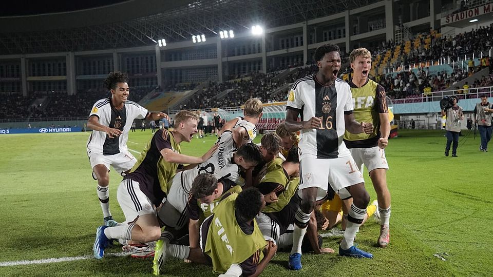 Die U17-Nationalmannschaft wurde auf dramatische Art und Weise Weltmeister und gewann das Finale gegen Frankreich.