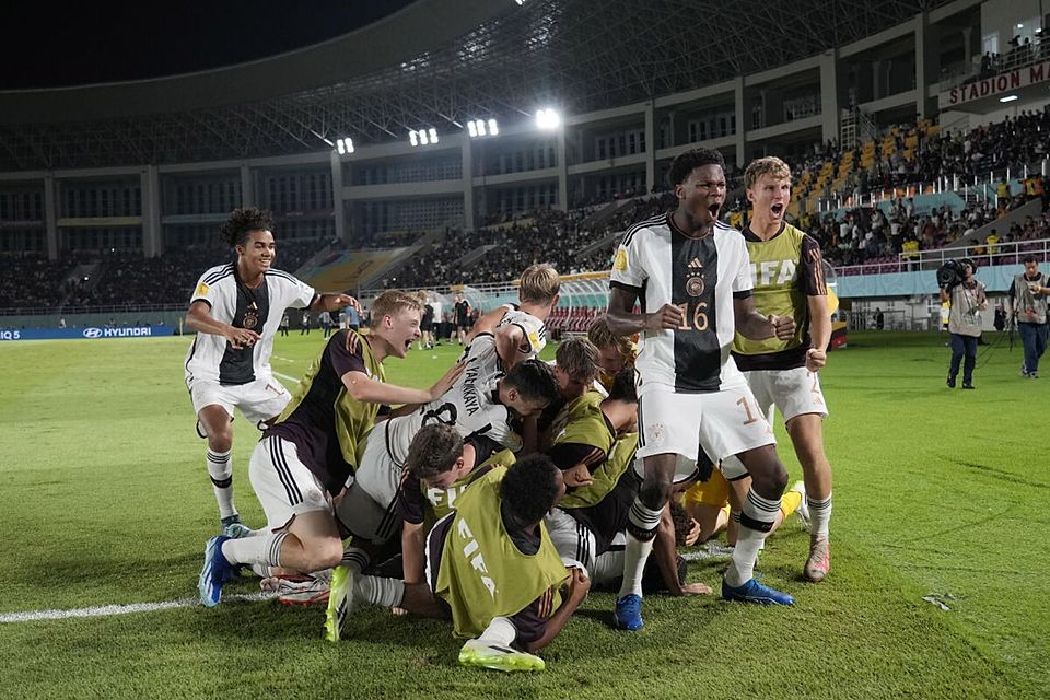 Die U17-Nationalmannschaft wurde auf dramatische Art und Weise Weltmeister und gewann das Finale gegen Frankreich.