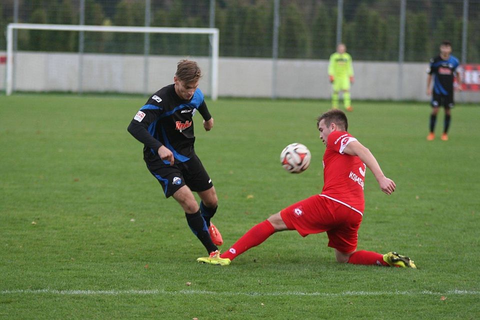 Pechvolgel: Admir Saric (l.) verletzte sich am Knie und droht dem SC Paderborn 07 II nun sehr lange auszufallen. F: Heinemann