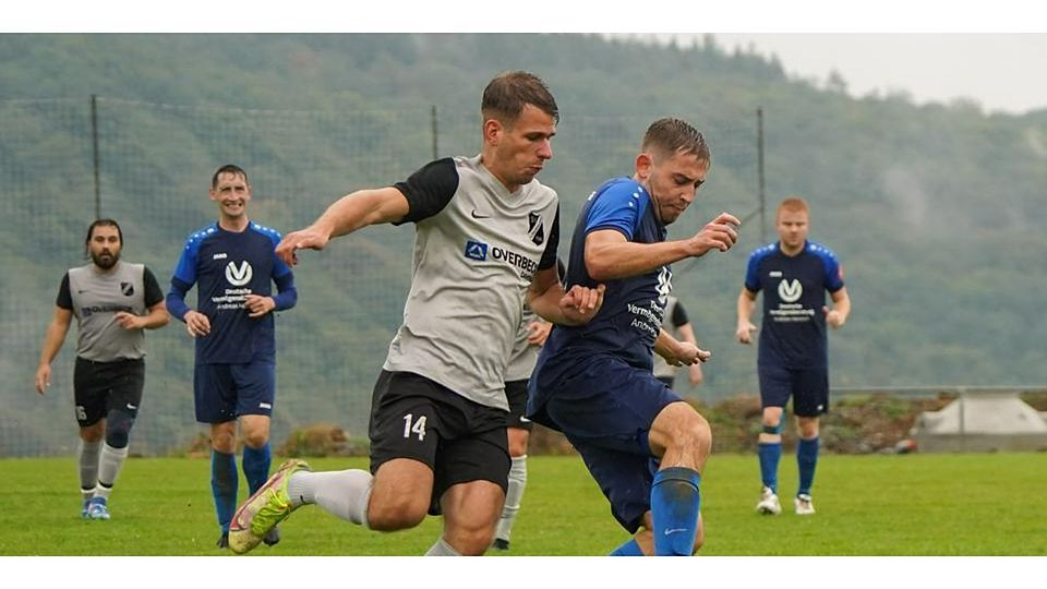 Aktuell das Maß aller Dinge in der Fußball-B-Liga Wetzlar: Pascal Kessler (r.) von der SG Nauborn/Laufdorf und Leon Becker vom SV Kölschhausen. © Isabel Althof