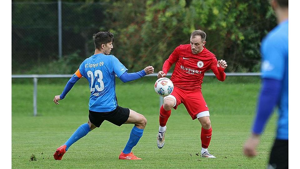 Einer der vielen Zweikämpfe im Duell der Landesliga-Aufsteiger: Dominik Amrugiewicz von TuS Neuhausen (rechts) gegen Valentino Zuch.	Foto: Christine Dirigo / pakalski-press