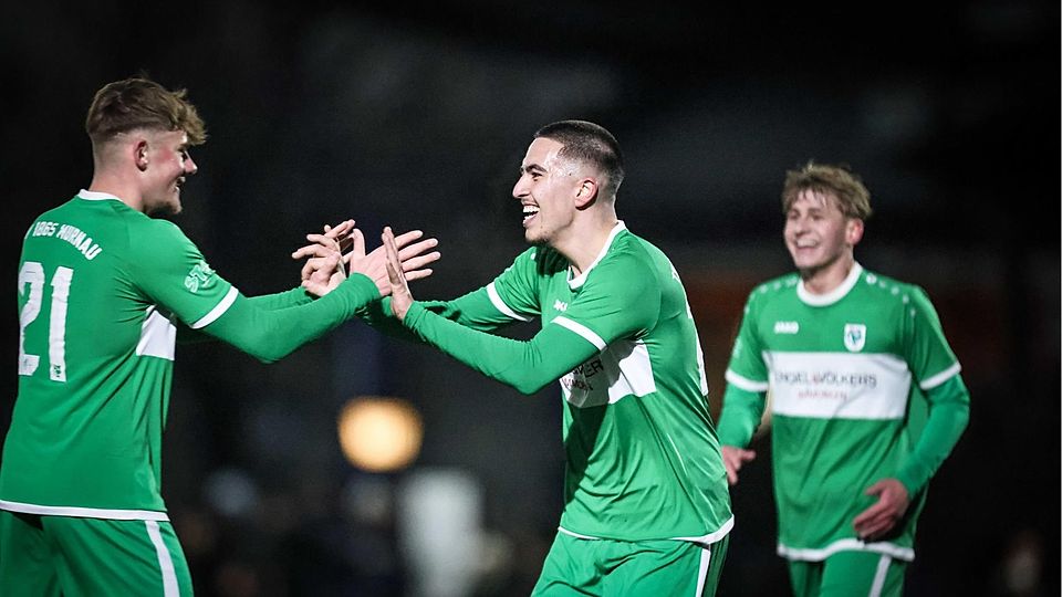 Ein Ass auf Kunstrasen: Angreifer Murat Höbekkaya (r.) sticht als Joker und lässt sich von Michael Moser (l.) für den Treffer kurz vor dem Spielende feiern.