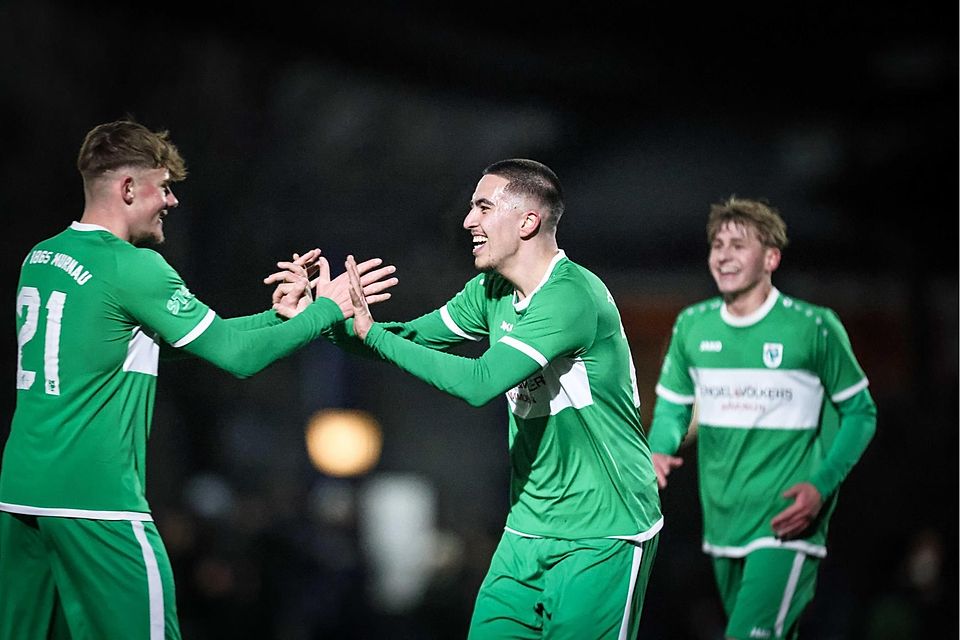 Ein Ass auf Kunstrasen: Angreifer Murat Höbekkaya (r.) sticht als Joker und lässt sich von Michael Moser (l.) für den Treffer kurz vor dem Spielende feiern.