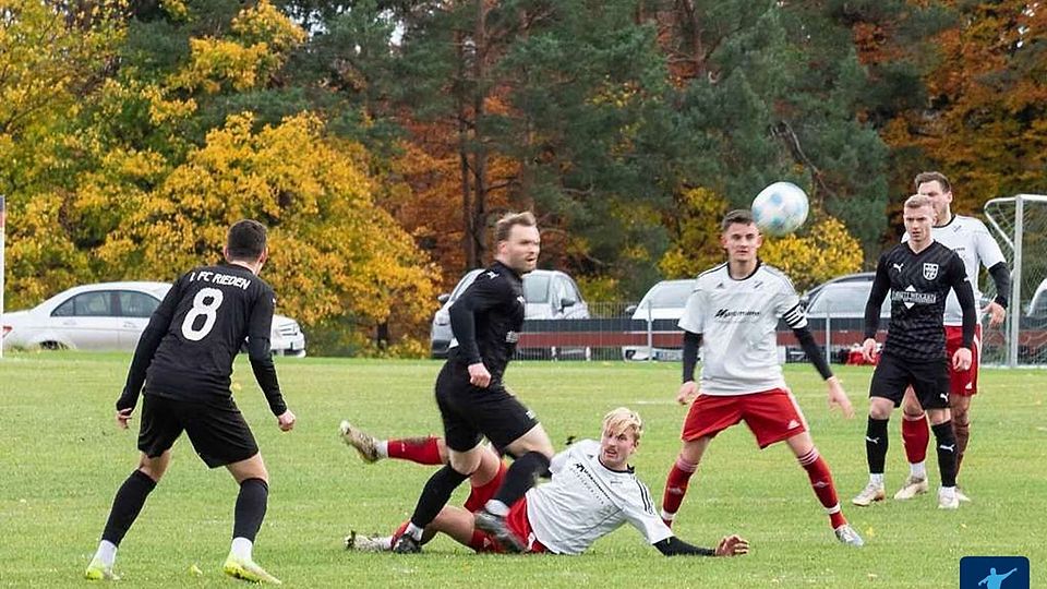 Mit dem 2:0 bei der DJK Ursensollen (in Weiß-Rot) ist der letztjährige Vizemeister 1. FC Rieden (in Schwarz) bis auf einen Punkt an Spitzenreiter SV Raigering herangerückt.