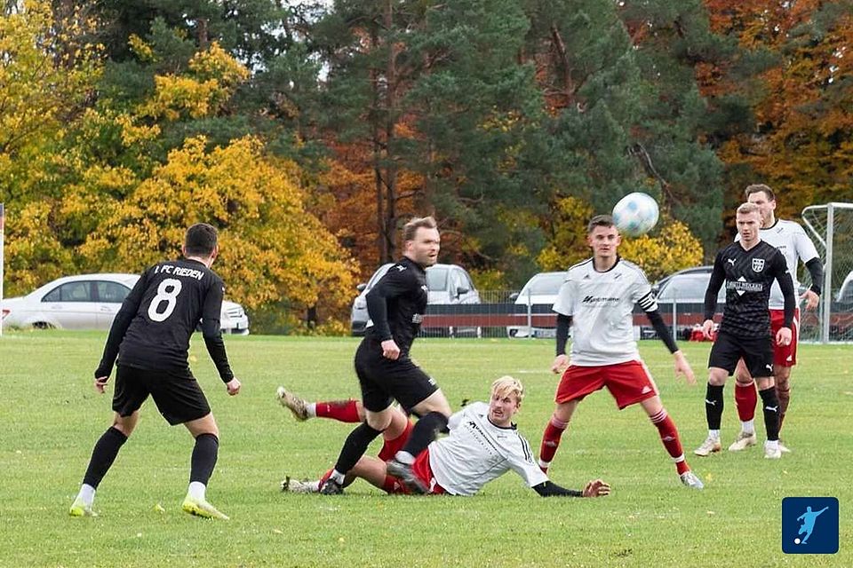 Mit dem 2:0 bei der DJK Ursensollen (in Weiß-Rot) ist der letztjährige Vizemeister 1. FC Rieden (in Schwarz) bis auf einen Punkt an Spitzenreiter SV Raigering herangerückt.