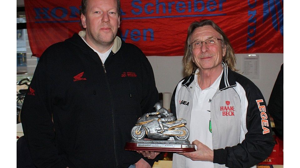 Hauptsponsor Jörg Schreiber (links) und Rainer Güdelhoff vom Organisationsteam der SG Wörpetal präsentieren den Honda-Schreiber-Cup.