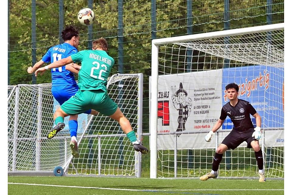Ingelheims Luca Kurth kommt gegen den Schifferstadter, Diyar Yildiz (links) zum Kopfball. Gästetorwart Samet Sevimli ist bereit.	Foto: Thomas Schmidt