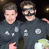 Die neue Gesichtsmaske von VfL-Torjäger Justin Groos (rechts) löste auch bei Cheftrainer Steffen Öhm (links) Freude aus. 