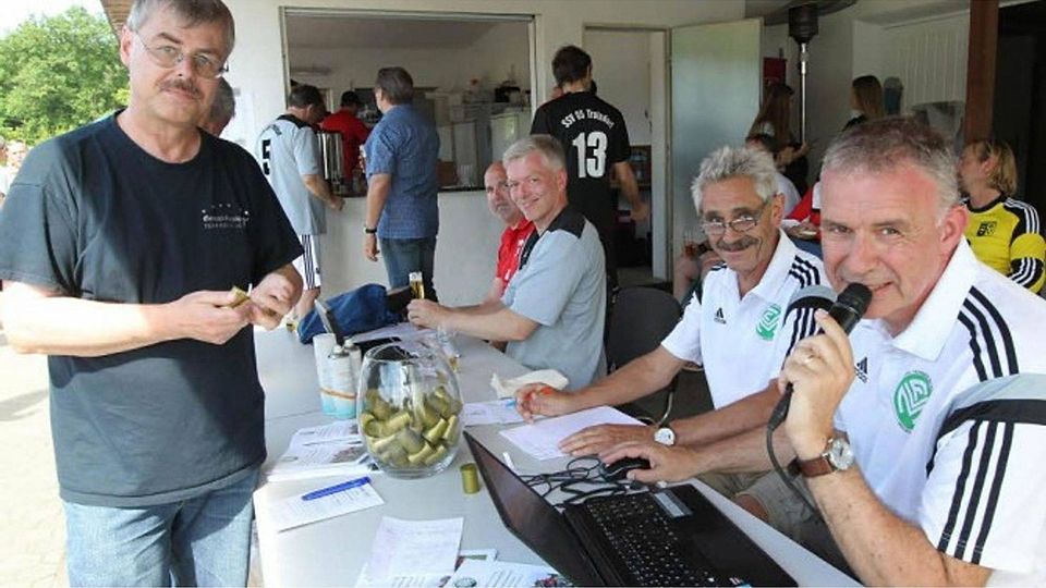 Auslosung mit „Glücksfee“ Wolfgang Ley Foto: Bröhl