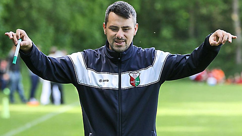 Erkan Bayro, Trainer des FC Öz Akdeniz, dirigiert ab sofort eine ganz neu zusammengestellte Truppe.  Foto: Klaus Rainer Krieger
