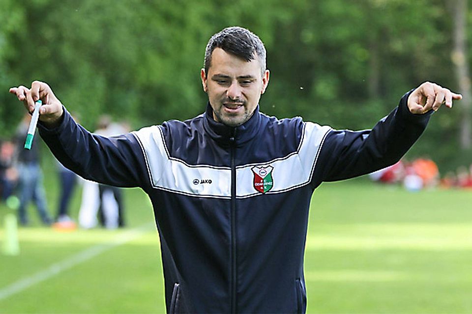 Erkan Bayro, Trainer des FC Öz Akdeniz, dirigiert ab sofort eine ganz neu zusammengestellte Truppe. Foto: Klaus Rainer Krieger Erkan Bayro, Trainer des FC Öz Akdeniz, dirigiert ab sofort eine ganz neu zusammengestellte Truppe. Foto: Klaus Rainer Krieger