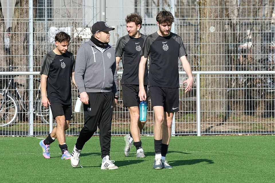 Trainer Florian Hahn mit Rückkehrer Balti und Tim sowie Kapitän Luki