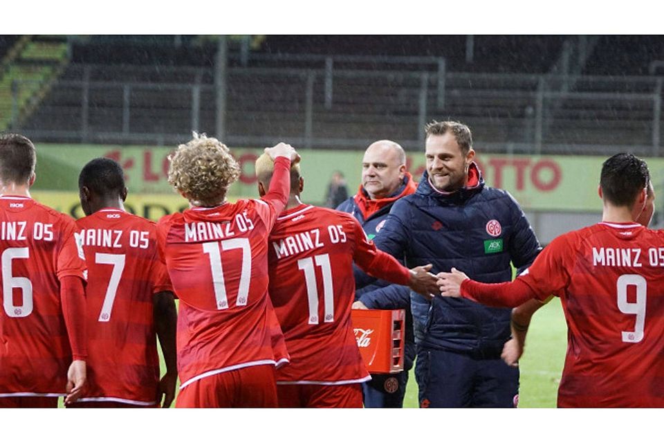 Gerne hätte Bo Svensson (2. v. re.) den Einzug in die Endrunde gefeiert: „Wir hätten uns vor niemandem verstecken müssen“.  F: Mainz 05