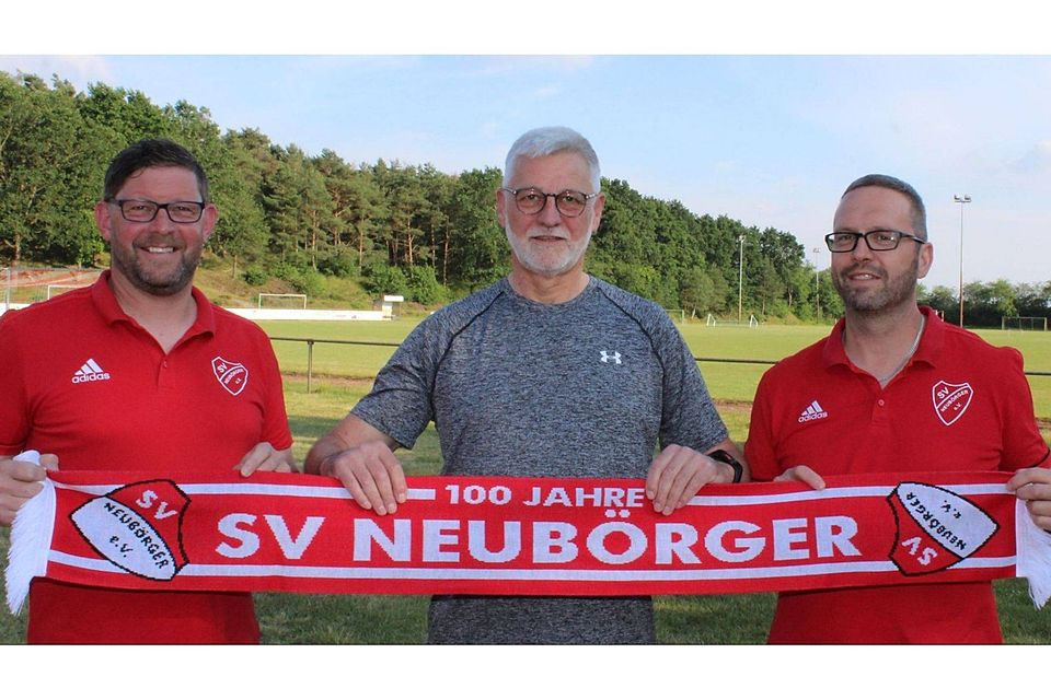 Den neuen Trainer Heinz Stienken in ihre Mitte genommen haben Christoph Wöste (links) und Stefan Koop.