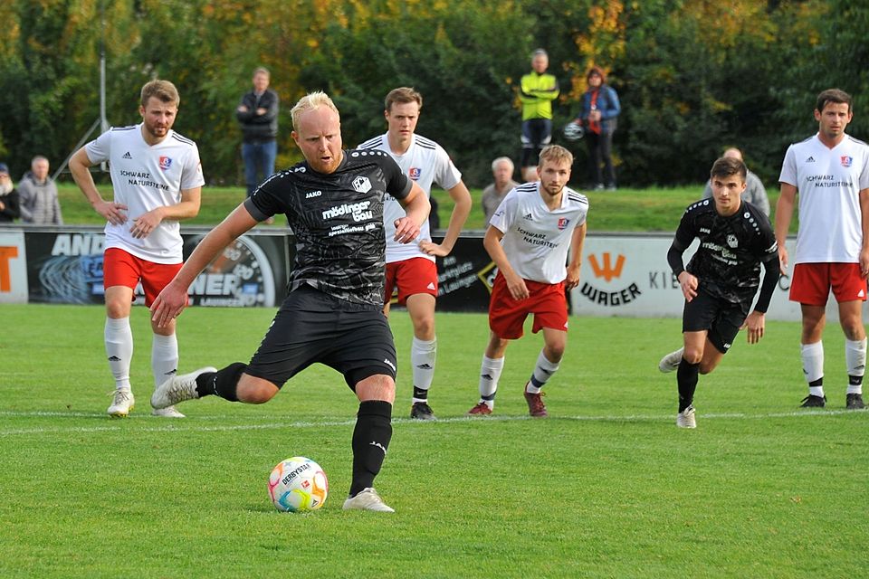 Gleich ist die endgültige Entscheidung gefallen: Philip Goldau tritt zum Strafstoß für den FC Lauingen (schwarz) an und macht das 3:0 im Landkreis-Derby gegen die SpVgg Bachtal. 
