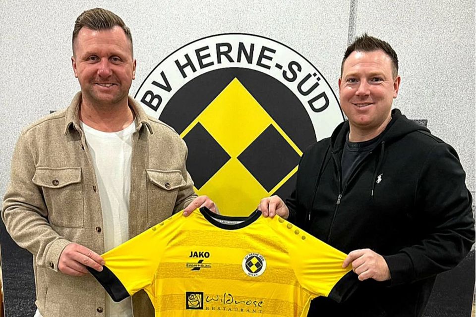 Tim Eibold (l.), Sportlicher Leiter des BV Herne-Süd, begrüßt Neu-Trainer Dennis Hasecke.