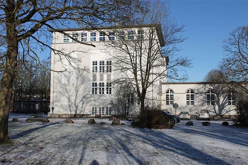 Ungefähr die gleiche Ansicht heute wieder die Rückseite der Fröbelschule, nun ohne Fußballtor.