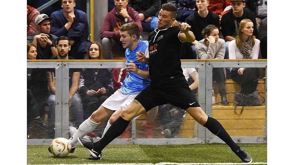 Sven Keck (SV Bondorf, rechts): Im Finale gegen Nagold gab es in den Zweikämpfen kein Pardon  Foto: Ulmer