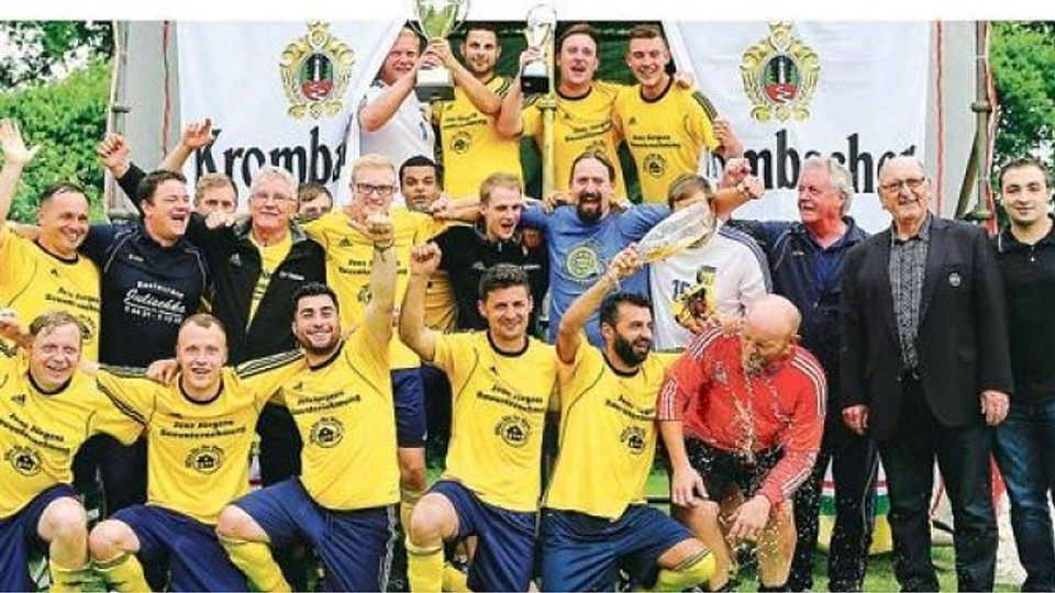 Ausgelassen feierte das Team der Spielvereinigung Gödens bei der Siegerehrung den Gewinn des Kreispokals nach dem 5:4-Erfolg im Elfmeterschießen gegen den Heidmühler FC II. Volkhard Patten