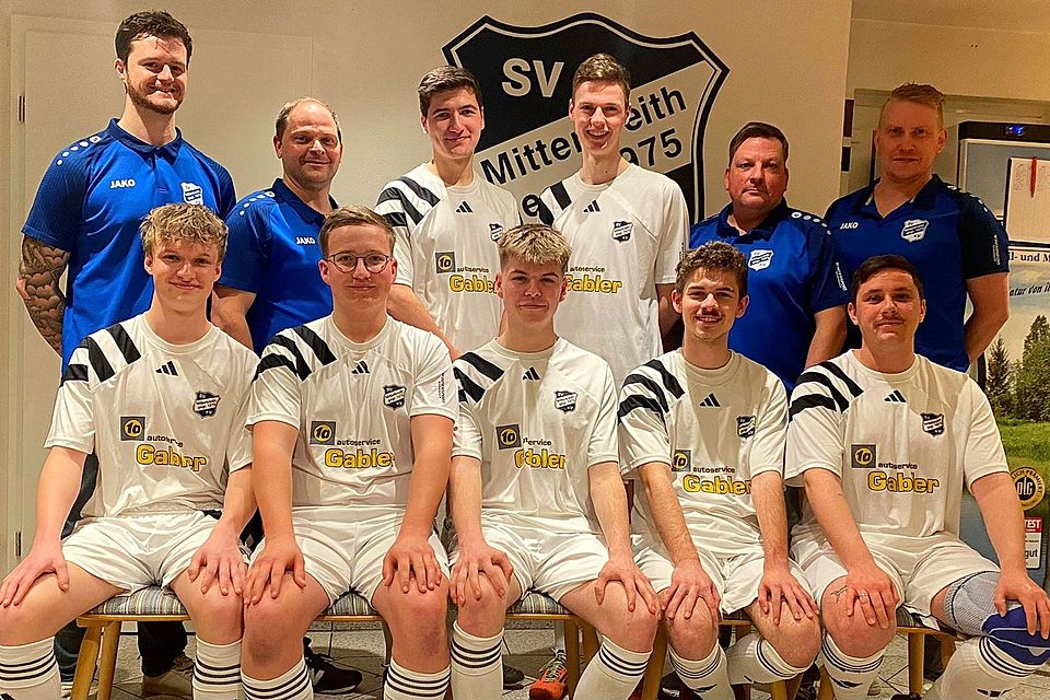 Die Neuzugänge mit sportlicher Leitung und Trainern: Sebastian Feldbauer, Tom Wittmann, Felix Schmidt, Nick Schreiner, Jakob EIlmann (sitzend von links) sowie Thomas Nachtmann, Martin Daiminger, Sebastian Pirzer, David Nagelschmidt, Daniel Konrad und Stefan Hildebrandt (stehend von links).