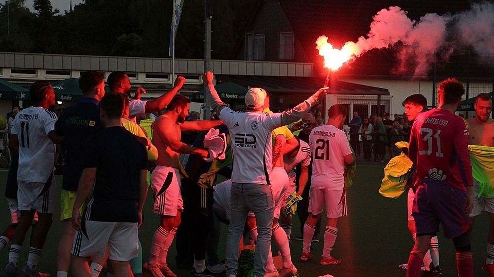 Der Aufstieg wurde mit allem gefeiert, was dazugehört.