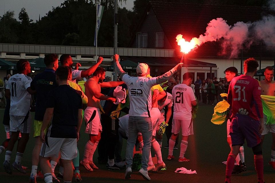 Der Aufstieg wurde mit allem gefeiert, was dazugehört.