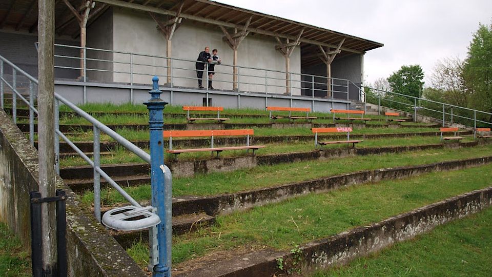 Ein wenig in die Jahre gekommen - das Eisenbahner-Stadion am Flinger Broich.